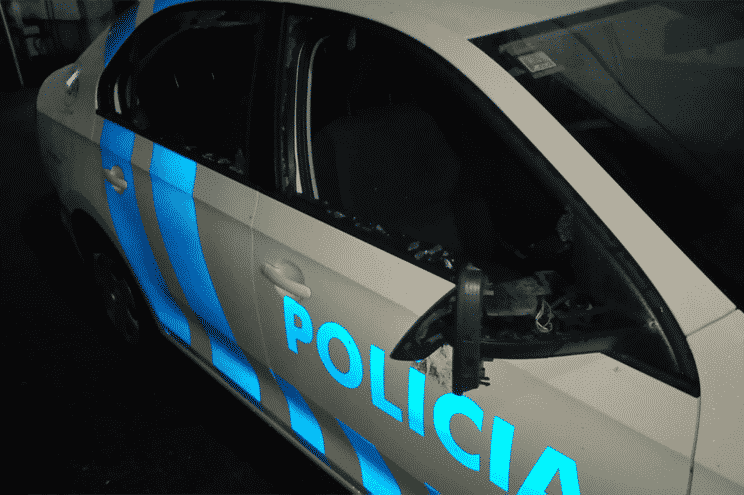 Invadiu esquadra do Porto e partiu vidros de carro patrulha
