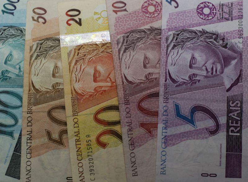 Bolsonaro aprova aumento de salário mínimo no Brasil para cerca de 225 euros