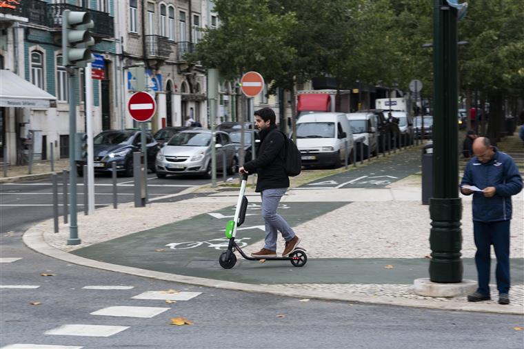 Trotinete elétrica a arder na Avenida da Liberdade gera polémica nas redes sociais | VÍDEO