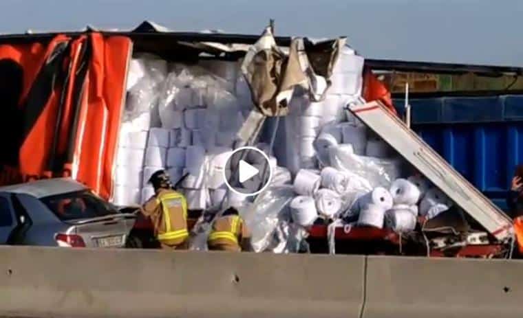 Pelo menos 13 feridos após choque em cadeia com três camiões na A6