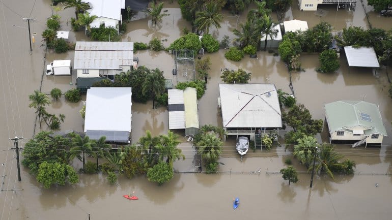 Cheias na Austrália espalham crocodilos pelas ruas