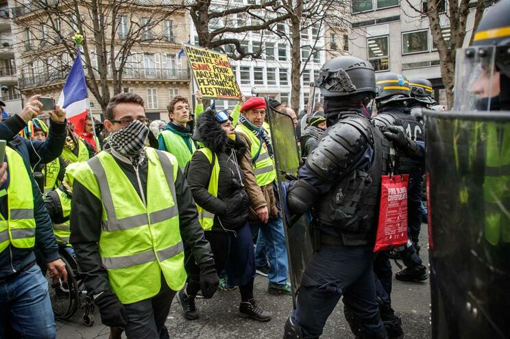 Confrontos em Lyon: "coletes amarelos" contra "coletes amarelos"
