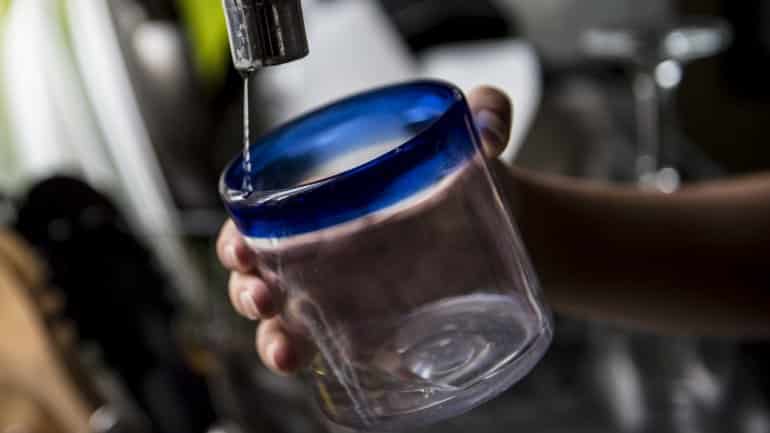 Empresas vão ser multadas se cortarem a água sem avisar os consumidores e se praticarem preços excessivos