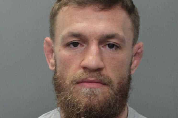 Conor McGregor foi detido novamente. Desta vez destruiu telemóvel de fã