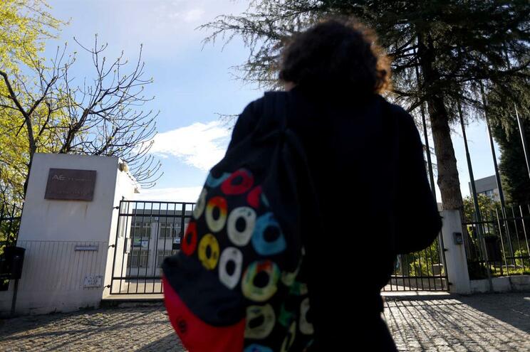Dezenas de escolas fechadas devido à greve dos trabalhadores não docentes