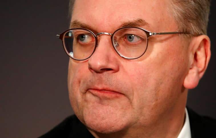 Ex-presidente da Federação Alemã de futebol sai dos cargos na FIFA e UEFA