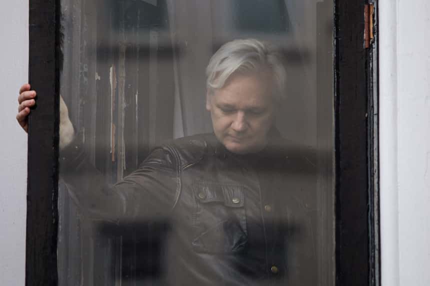 Julian Assange foi detido na Embaixada do Equador em Londres