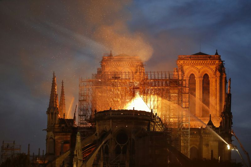 Alguns trabalhadores das obras de restauro da catedral de Notre-Dame violaram proibição de fumar