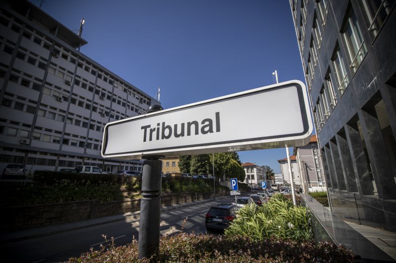 Relação de Guimarães reduz pena de prisão de ex-GNR que agrediu mulher e filha