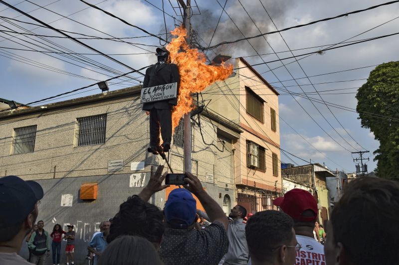Venezuela. Guaidó, Maduro e "o apagão" arderam na Queima do Judas