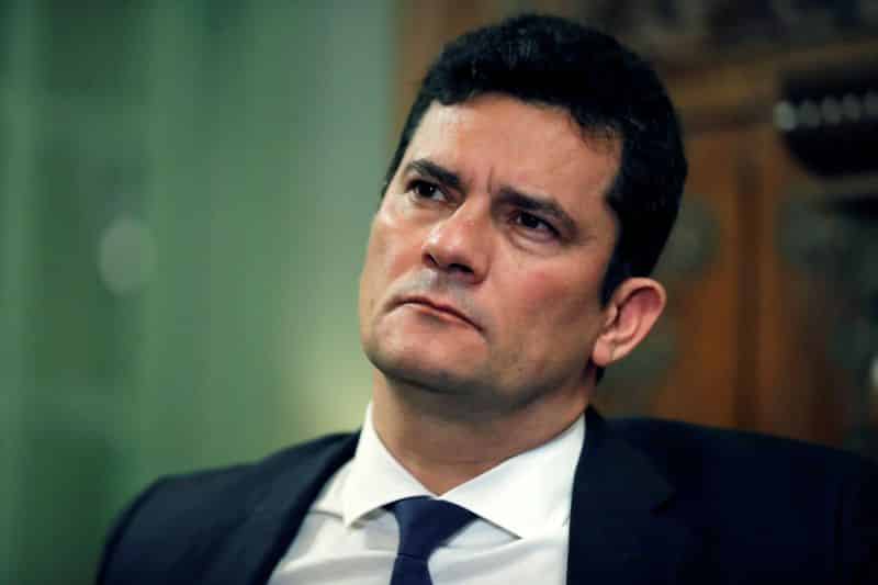 Apesar de suspeitas de colaboração ilegal na Lava Jato, Presidente brasileiro diz "confiar irrestritamente" em Sergio Moro