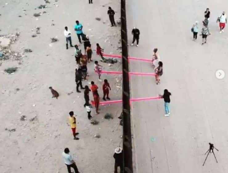 Um balancé põe crianças dos Estados Unidos e do México a brincar juntas