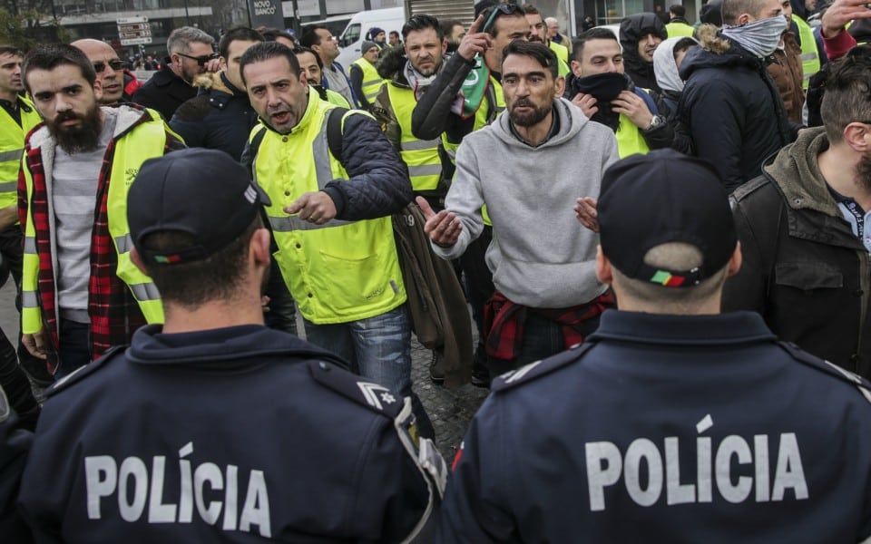 Coletes Amarelos ameaçam com marcha lenta na ponte 25 de Abril no dia da greve dos motoristas