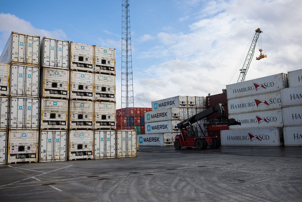 Suspeitos de tráfico de droga chamam a polícia, depois de ficarem presos dentro de um contentor, durante um descarregamento de cocaína