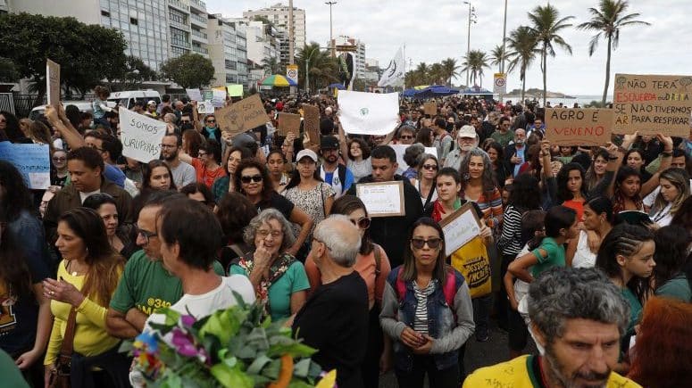 Brasil. Milhares protestam em Ipanema incluindo artistas e políticos