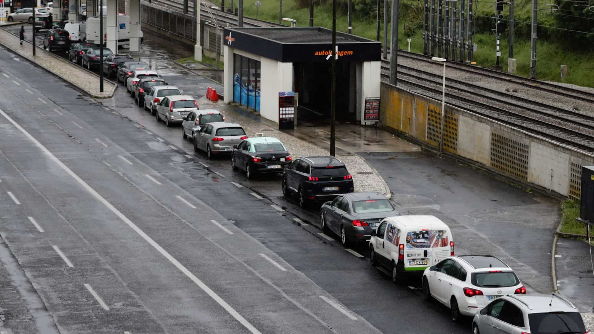 Site mostra postos de combustível da rede de emergência mais próximos