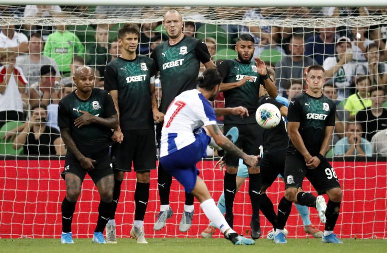 Uma mão e um pé. Foi o que bastou ao FC Porto para sair de Krasnodar com a vitória