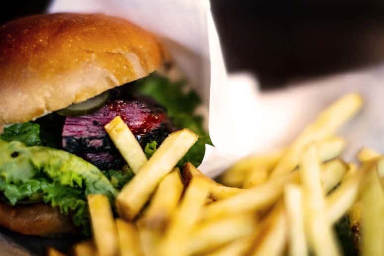 Alimentos com mais açúcar, sal e gorduras vão ser banidos da publicidade para crianças