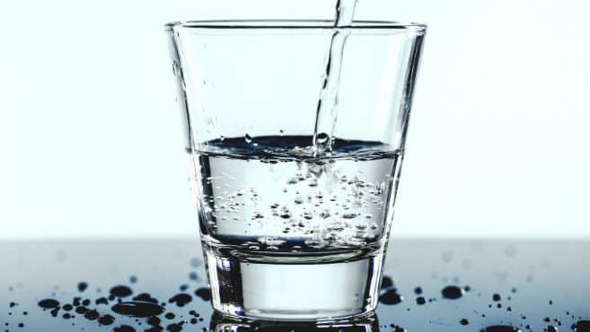 Beber água às refeições engorda. Mito ou realidade?