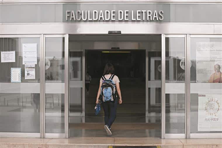 Alunos da Faculdade de Letras em protesto