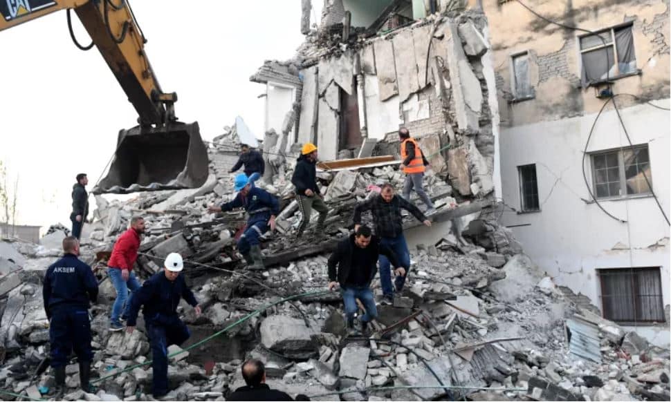 Sismo de magnitude 6.4 faz pelo menos seis mortos e 300 feridos na Albânia