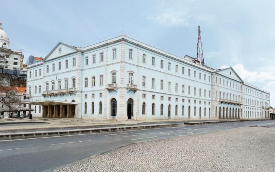 Estações ferroviárias vão ter condomínios universitários