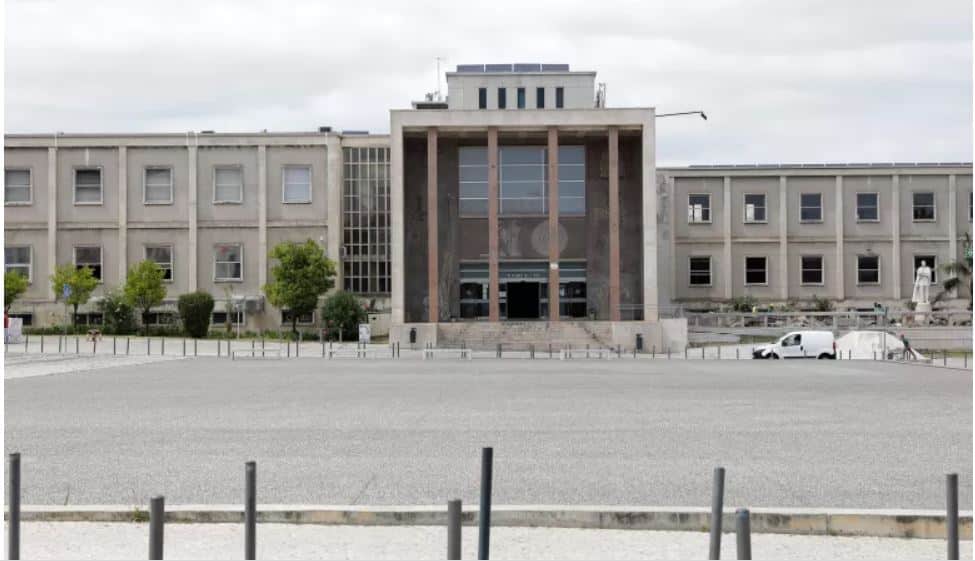 Faculdade de Letras da UL envia centenas de cartas a cobrar dívidas prescritas. Algumas por cursos nunca frequentados