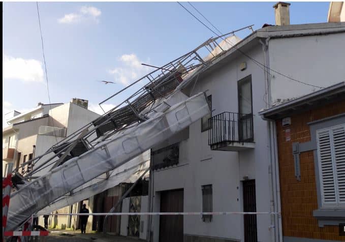 Queda de andaime corta ruas no Porto