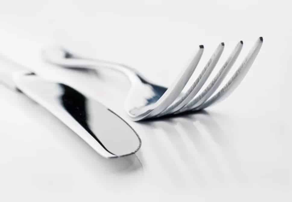 Num mundo com COVID-19 a etiqueta à mesa dos restaurantes é outra. O que precisa realmente de saber?