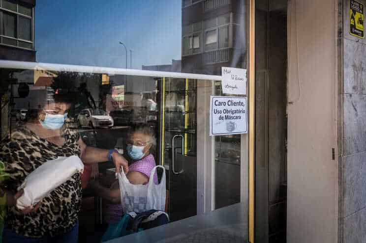 OMS admite transmissão pelo ar e pede que se evitem espaços fechados