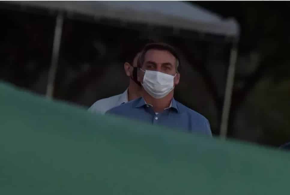 Bolsonaro para jornalista: "Vontade de encher tua boca de porrada"