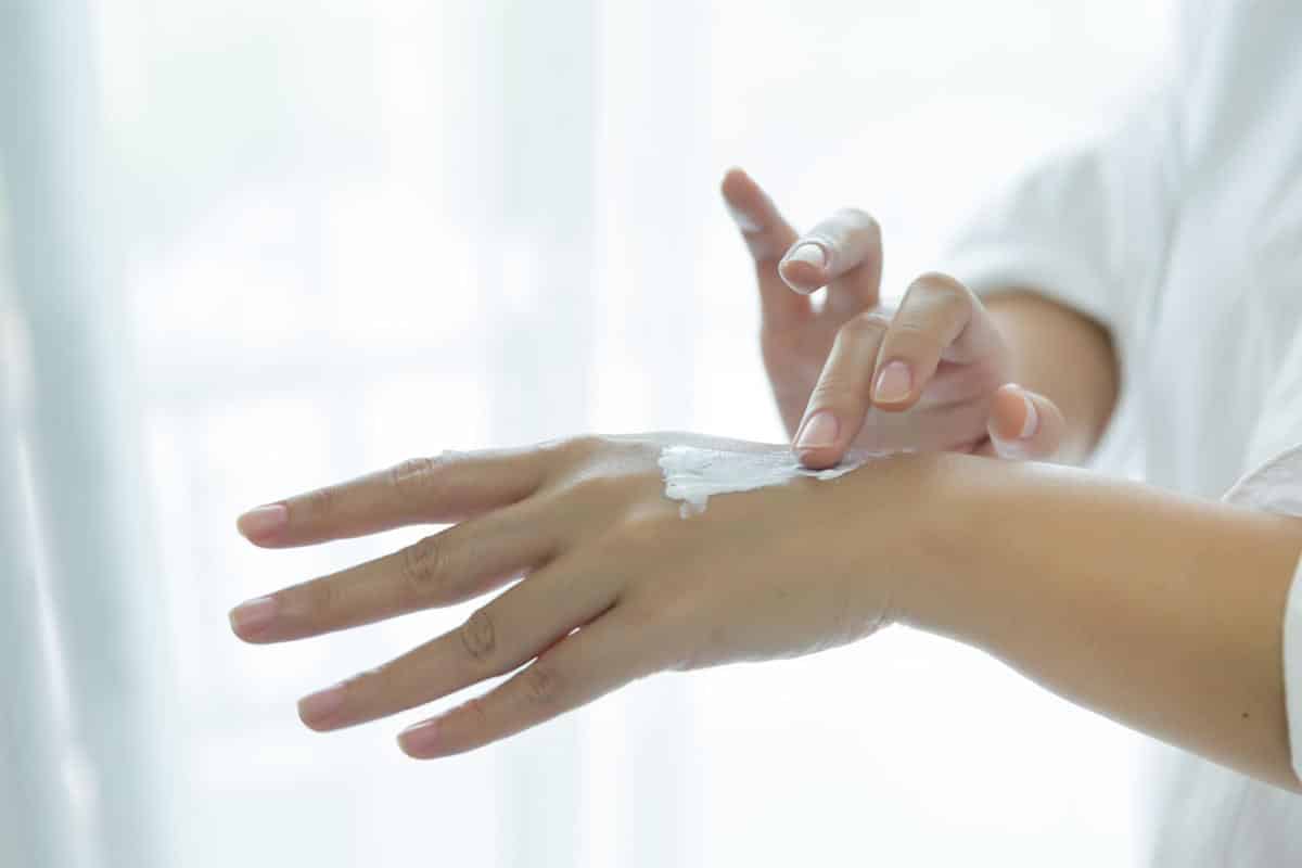 AS MÃOS JÁ NÃO AGUENTAM TANTA DESINFEÇÃO? SAIBA COMO MANTÊ-LAS CUIDADAS