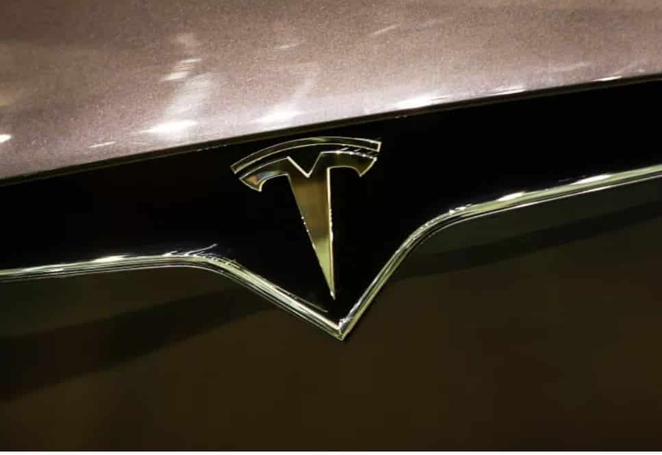 Condutor apanhado a dormir ao volante de um Tesla autónomo. Carro seguia a 150 km/h