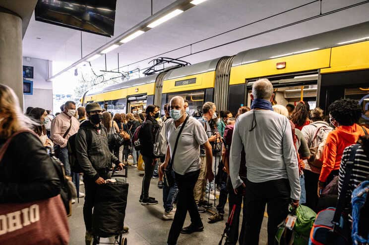 Confusão nos transportes do Porto e Lisboa: passageiros desafiam regras da DGS