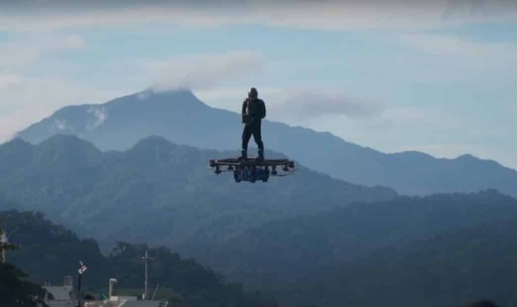 Inventor filipino faz voo de 2,89 km usando hoverboard